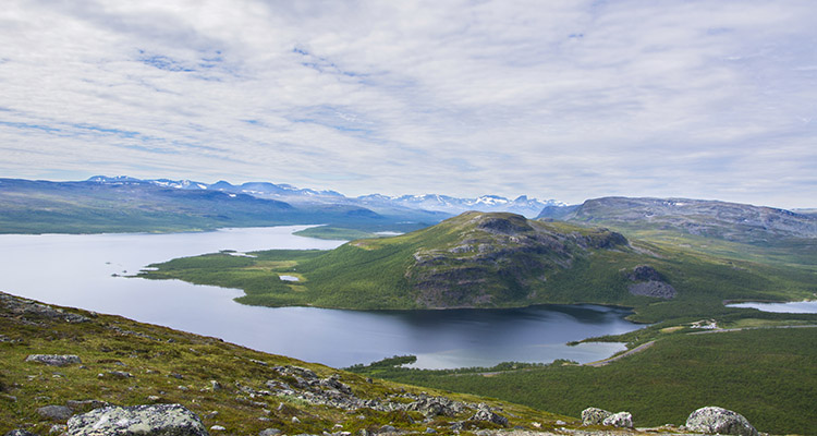 Matkalla Suomessa pysähdytään Kilpisjärvelle, jonka lukuisat harrastusmahdollisuudet tekevät kylästä ainutlaatuisen. 