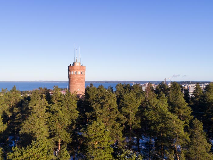 Pyynikin näkötorni Tampereella on kuuluisa paitsi näyttävistä harjumaisemistaan myös tornin juurella toimivan kahvilan herkullisista munkeista. 
