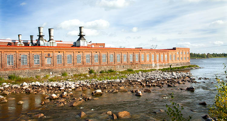 Matka Suomessa jatkuu pysähdyksellä Kouvolaan, joka paljastuu pintaraapaisun alta yllättävän monipuoliseksi matkakohteeksi.