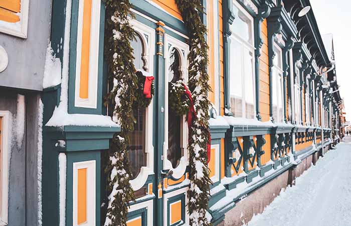 Talo, jossa on jouluisia kransseja